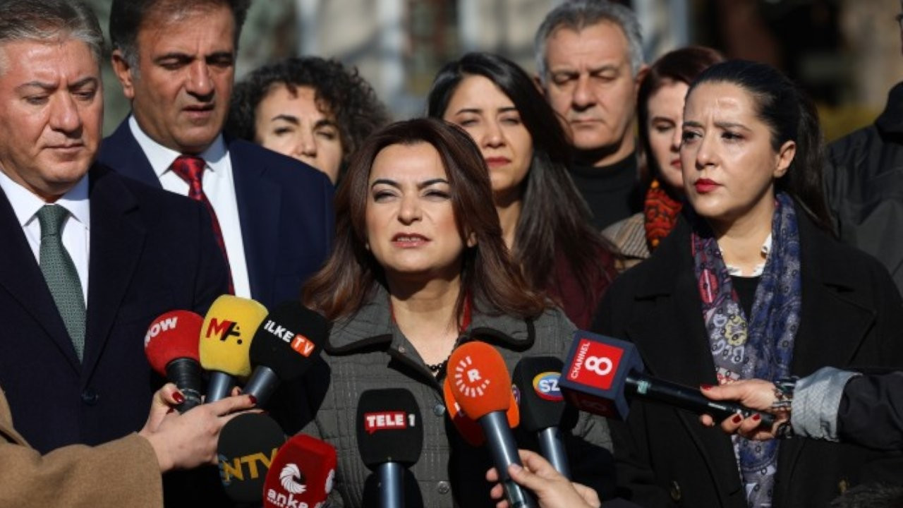 Dört partiden bakanlık önünde kayyım eylemi: Siyah çelenk bıraktılar