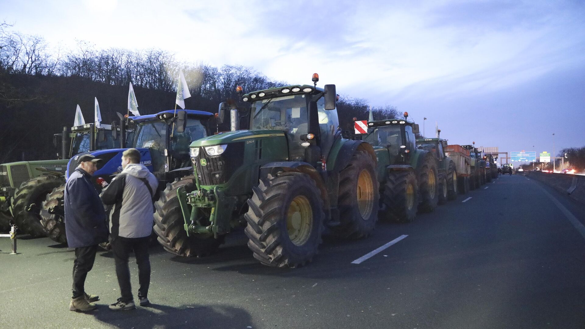 Fransız çiftçilerden protesto: Paris’ten İspanya sınırına uzanan otoyol erişime kapandı
