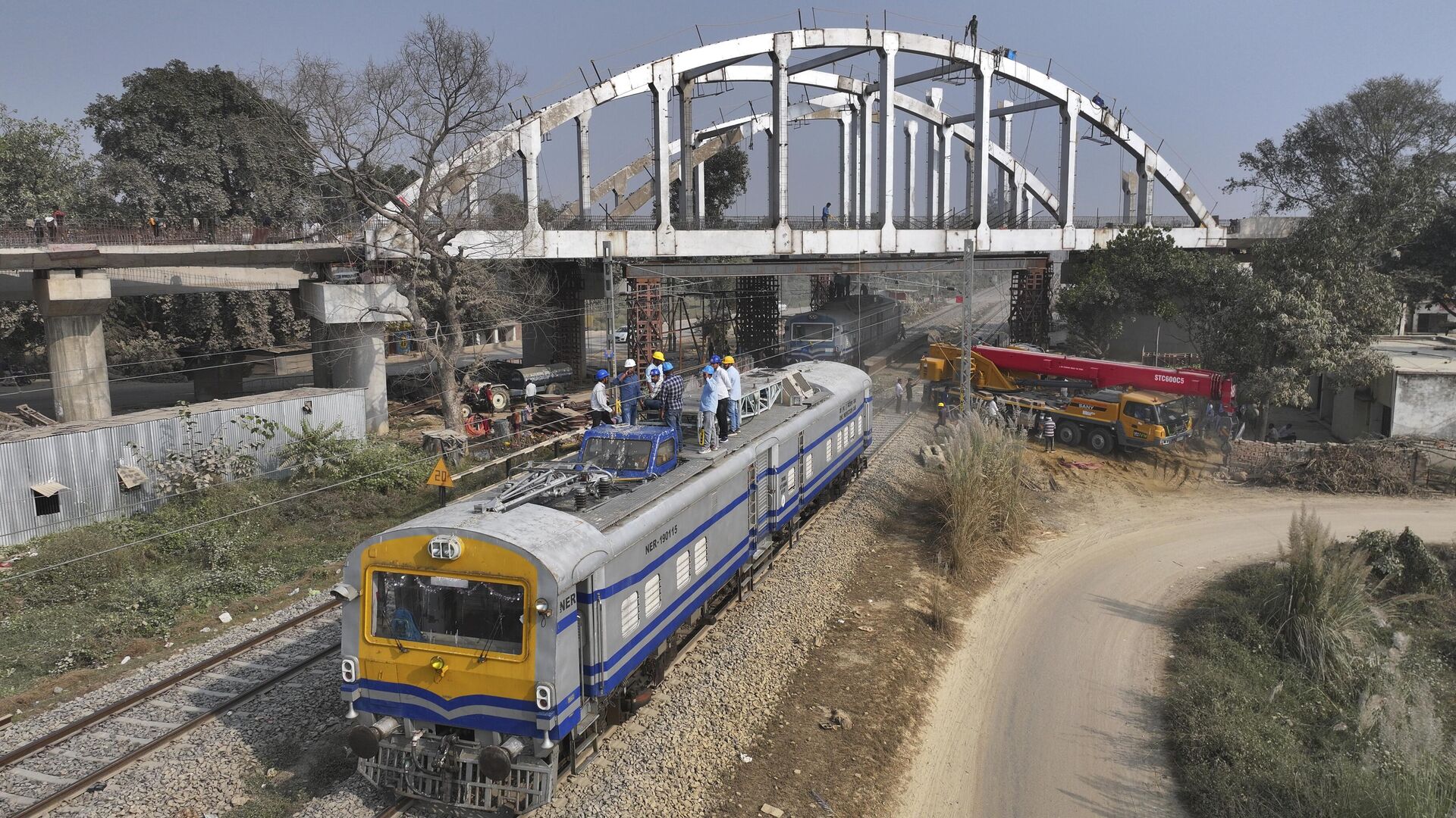 Hindistan’da ‘yangın’ söylentisiyle trenden atlayan 12 yolcuya başka tren çarptı