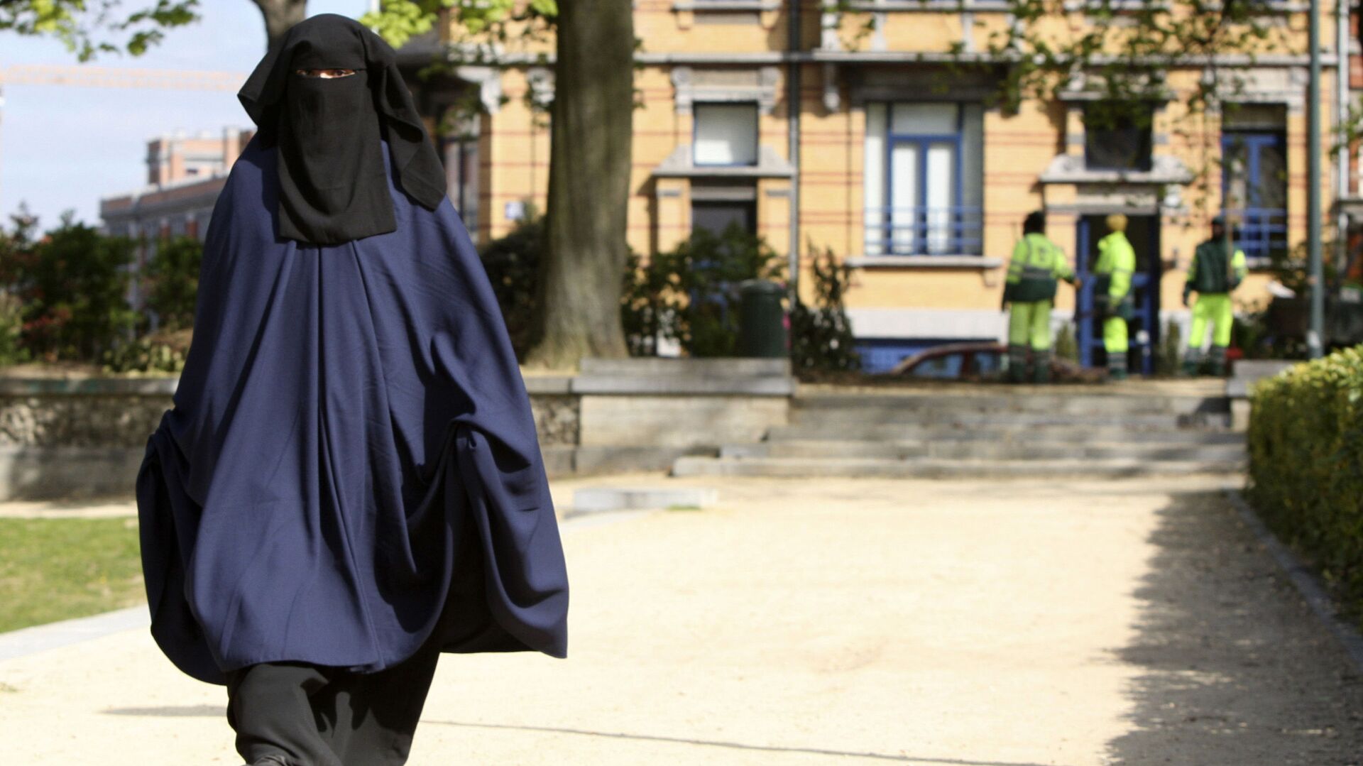 İsviçre’de kamu alanlarında burka yasağı başladı: İhlallere bin frank’a kadar para cezası kesilecek