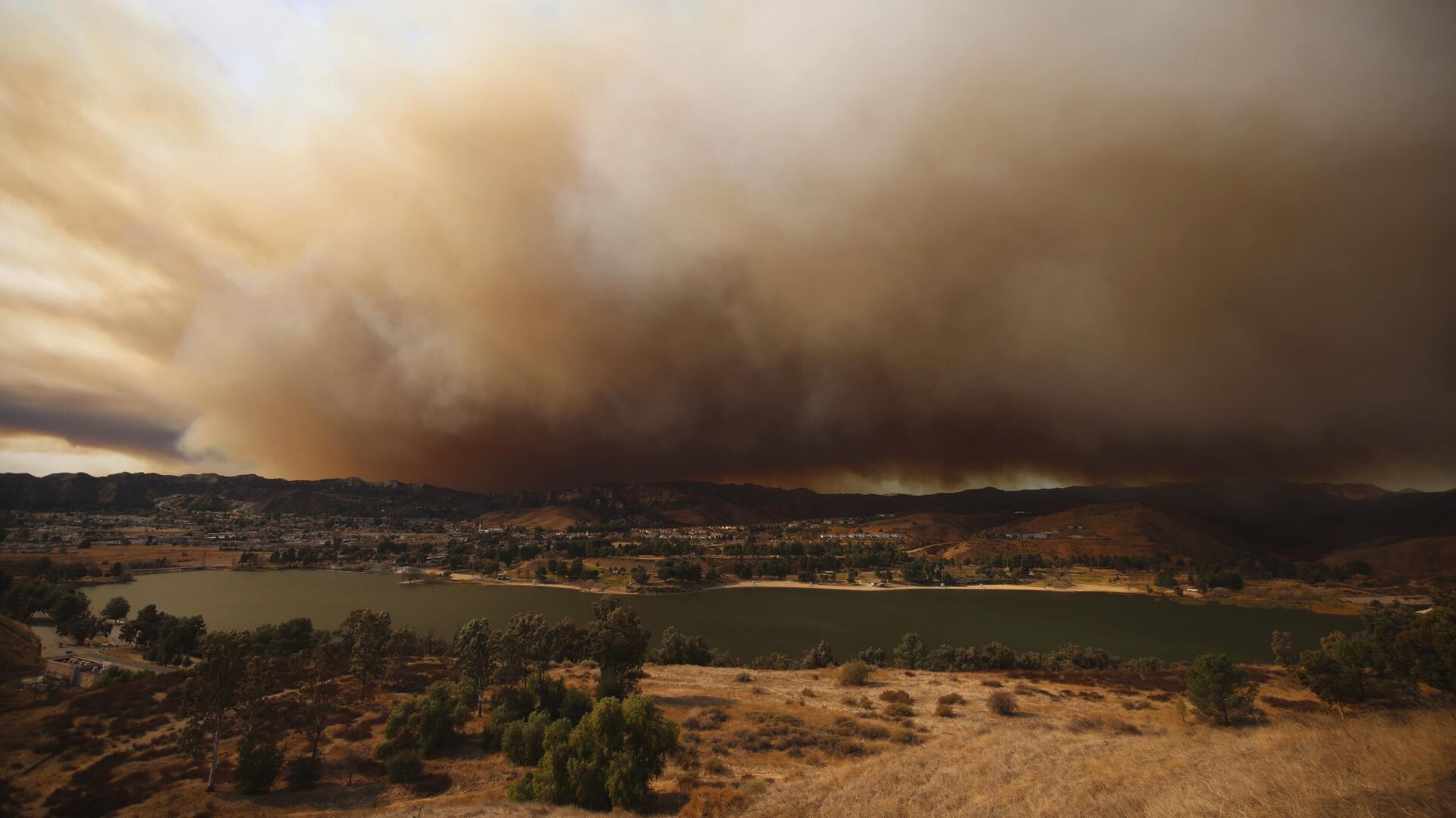 Los Angeles’ta yeni yangın: Birkaç saatte 2 bin hektarlık alana yayıldı