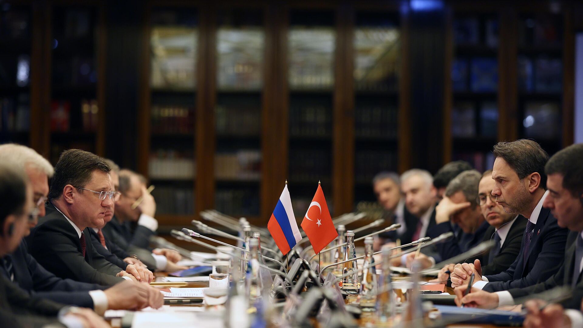 Enerji Bakanı Bayraktar, Rusya’da Novak’la görüştü: Ulusal paraların ticaretteki payının artırılması ele alındı