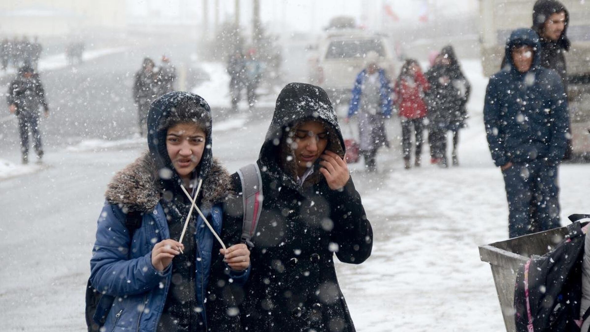 Yoğun kar yağışı ve buzlanma eğitim hayatını etkiledi: 6 şehirde okullar tatil