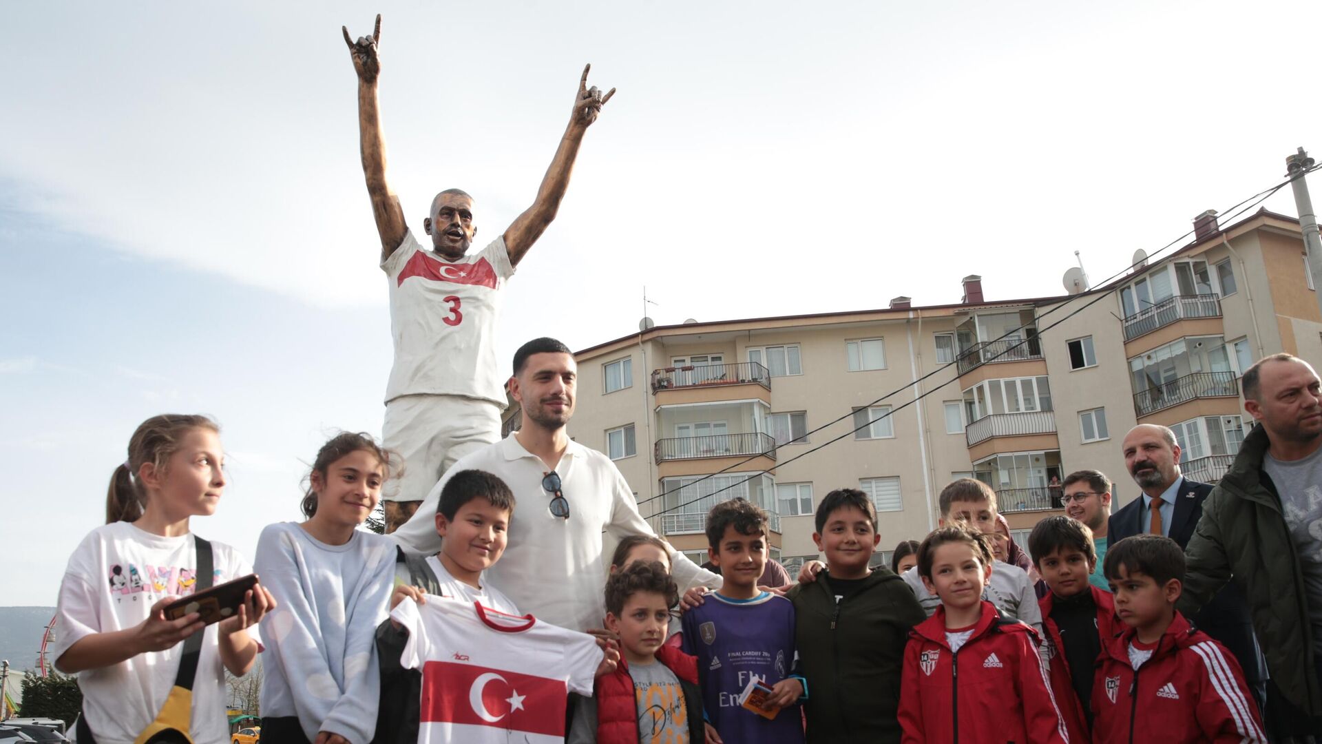 Merih Demiral Bolu’daki heykelini ziyaret etti: ‘Bozkurt sembolü Türk milleti için çok önemli’