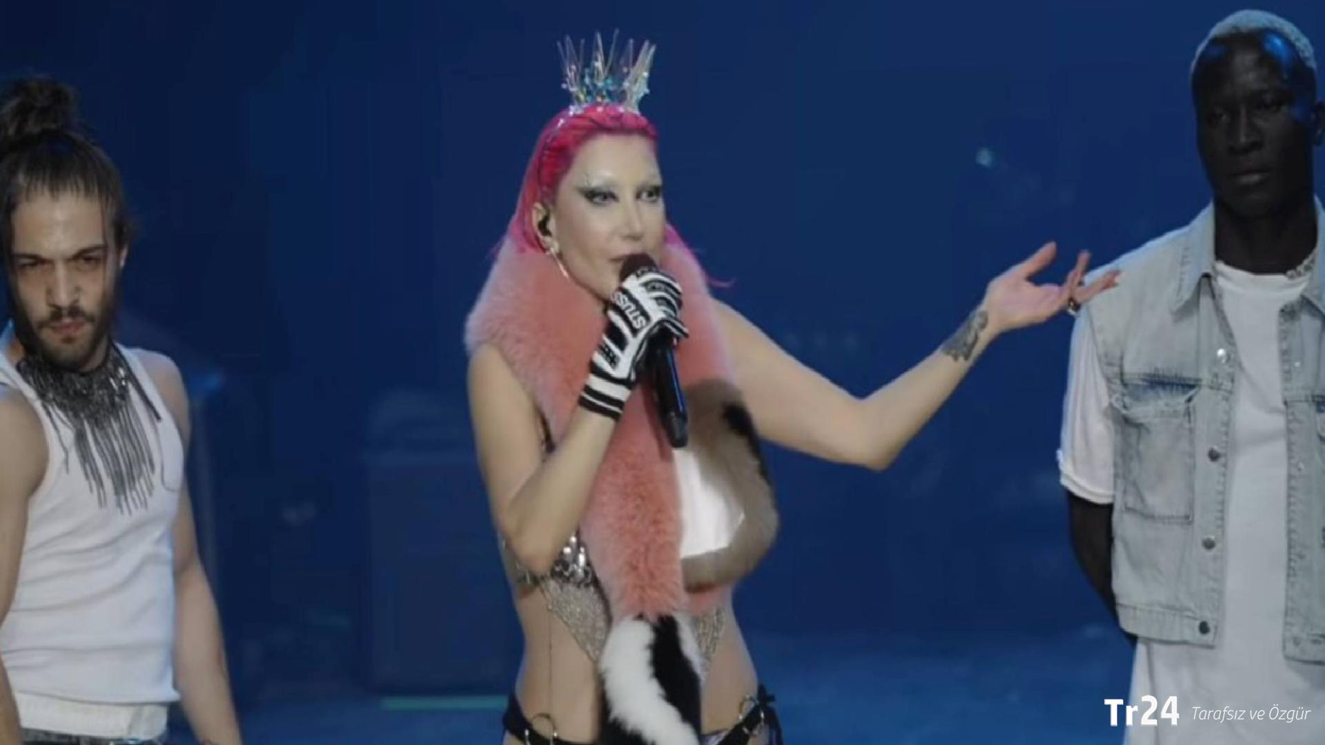 Hande Yener’den gençlere: Gücümüz, enerjimizle bu devri çok güzel devireceğiz