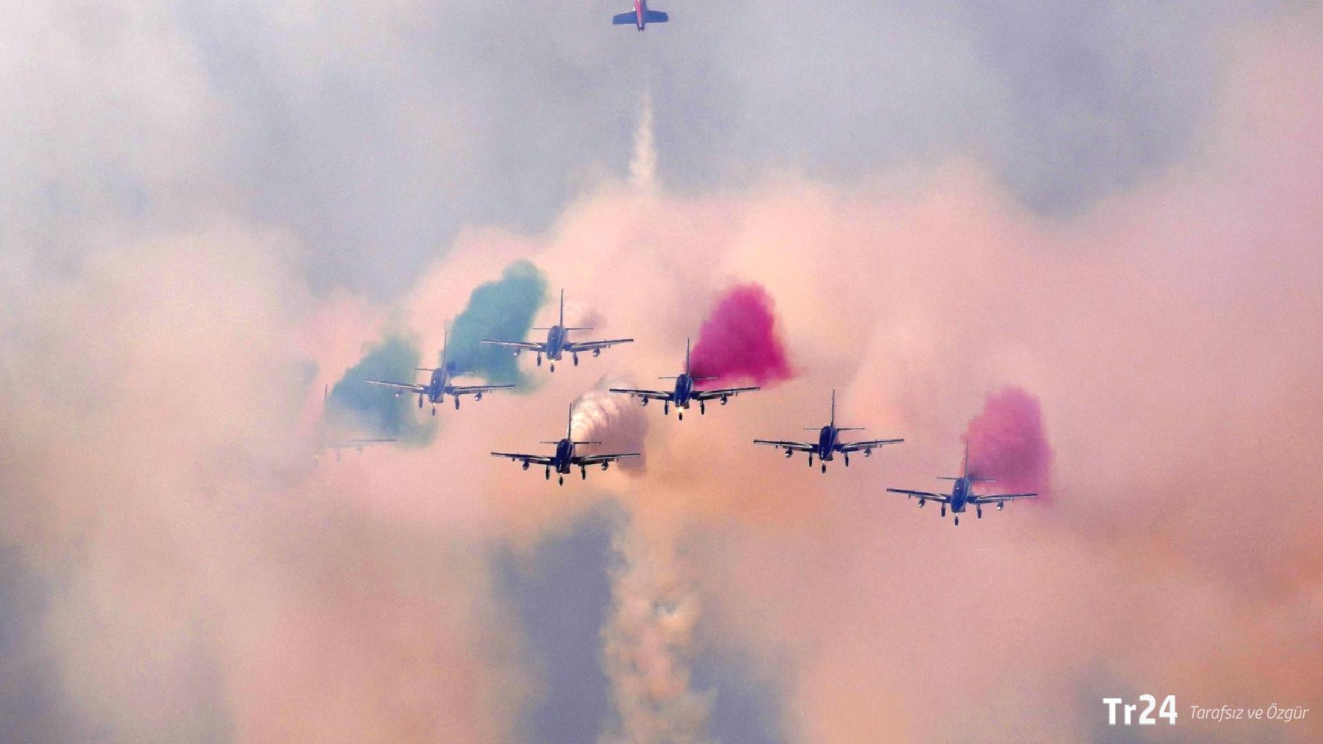 İtalya’da hava gösterisinde korkutan anlar: Dünyaca ünlü Frecce Tricolori ekibine ait 3 uçak havada çarpıştı