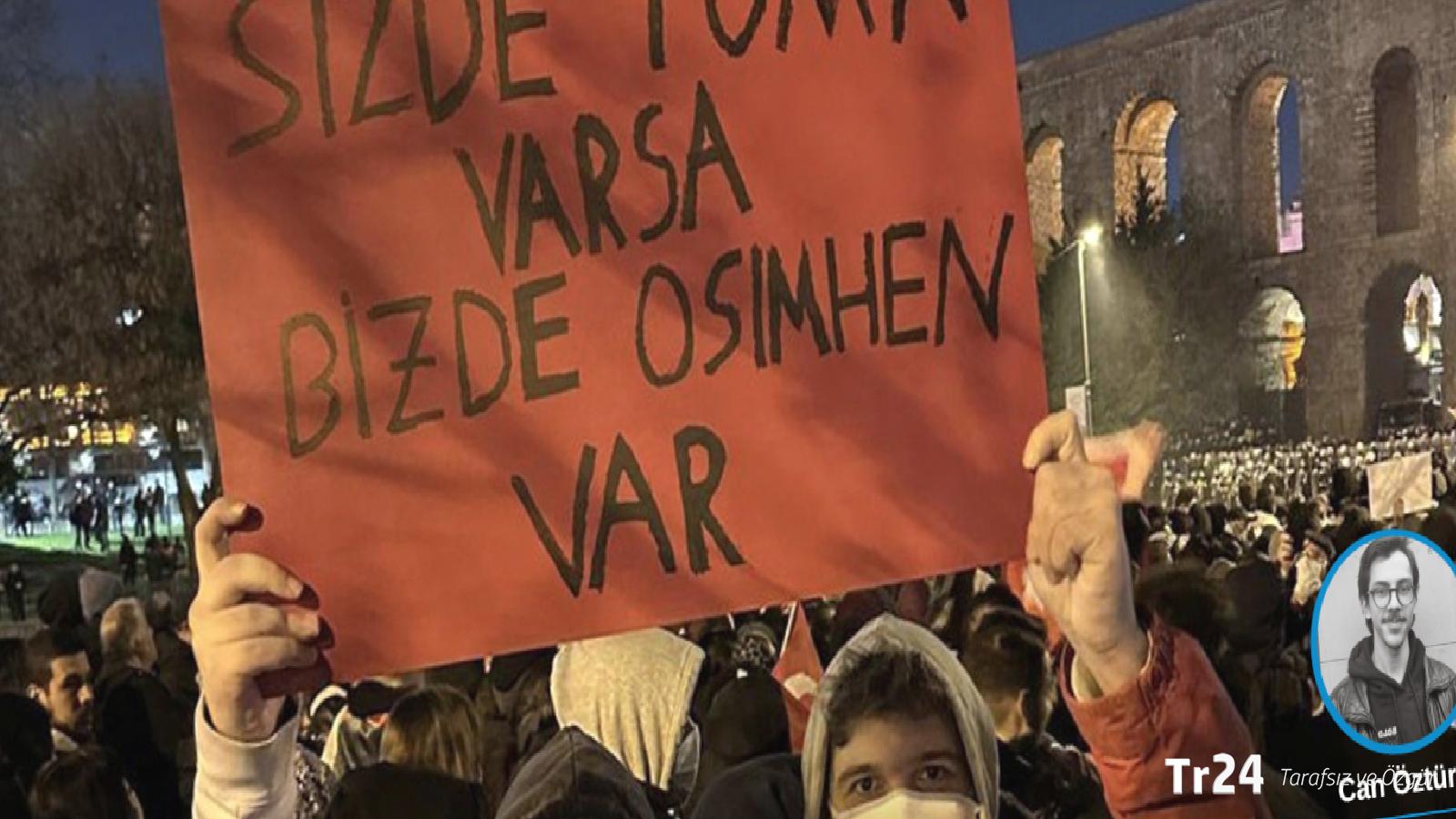Saraçhane’de “Sizde TOMA varsa bizde Osimhen var” pankartı taşıyan tutuklu 2 öğrenci tahliye edildi