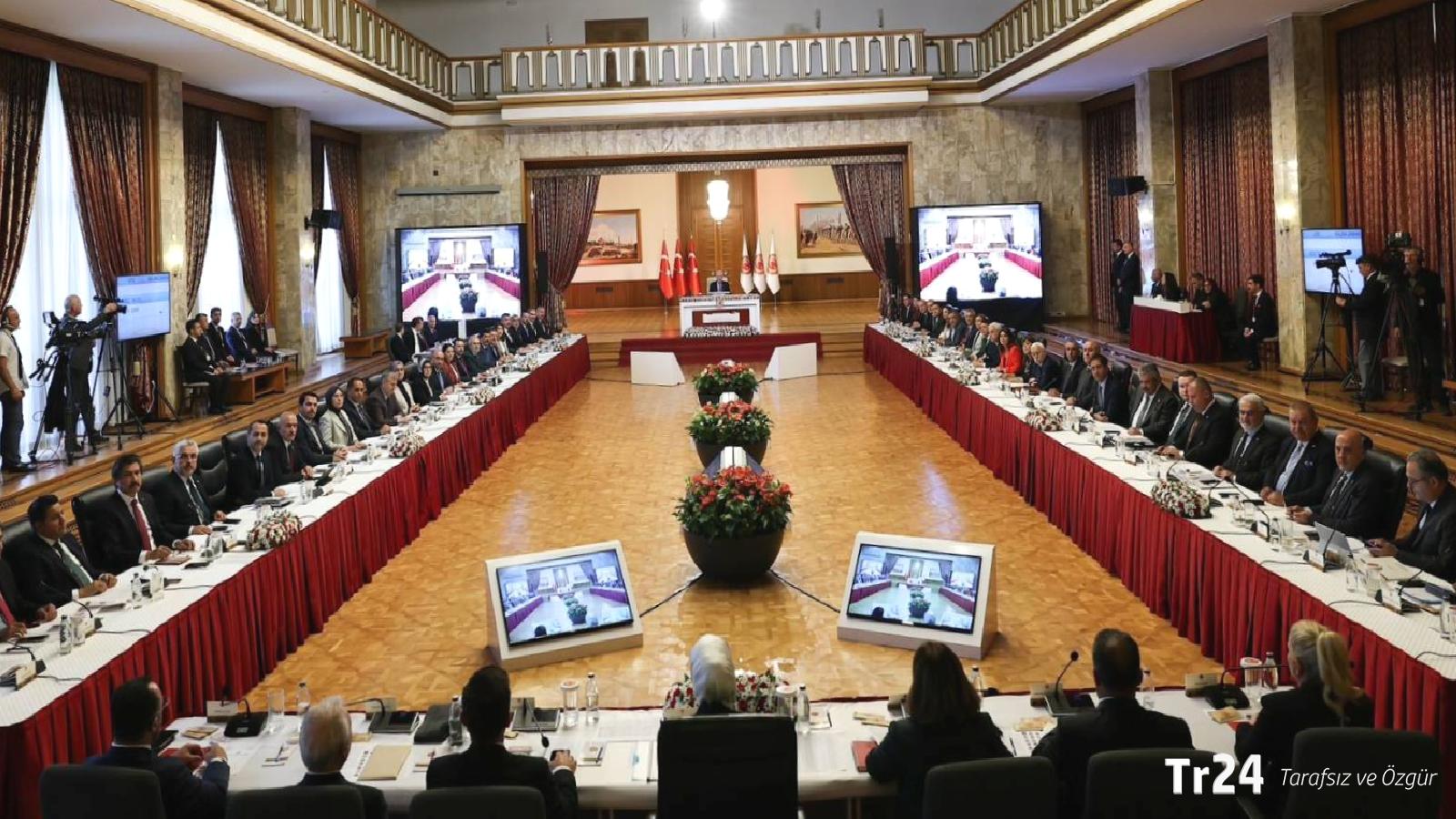 Çukurca gazisi takma gözünü eline alıp komisyon üyelerine seslendi: Burada alacağınız kararlarla ilgili hem millete hem devlete hesap vereceğiz
