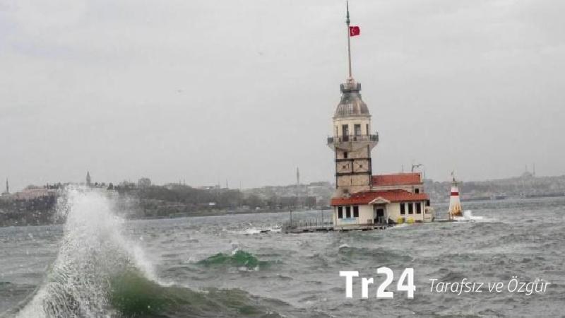 İstanbul’da fırtına etkili oluyor: Marmaray hattında ağaç devrildi
