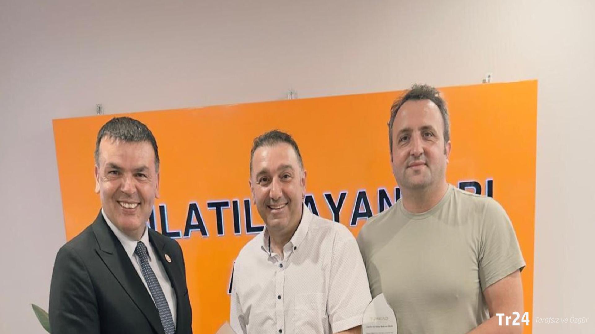 TÜMKİAD’dan Radyo Sputnik’e iki ödül birden: “Ödülü hak edene veriyoruz”