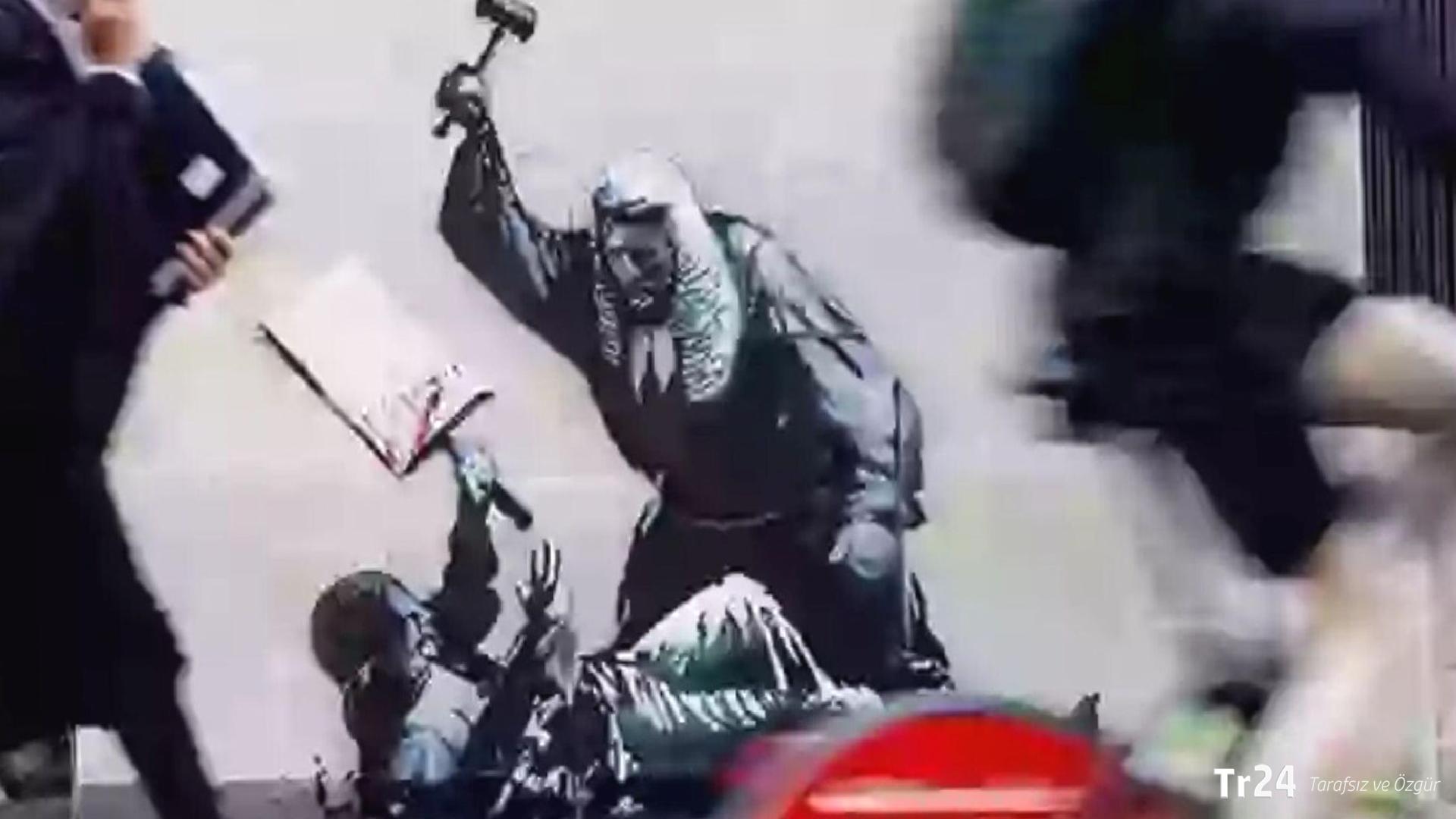 Bansky’nin bir hakimin protestocuyu dövdüğü yeni çalışması hızla kapatıldı