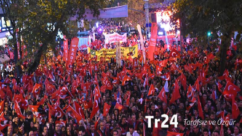 Kadıköy’de “Cumhuriyet Yürüyüşü” on binlerin katılımıyla yapıldı: Bağdat Caddesi kırmızı ve beyaza boyandı