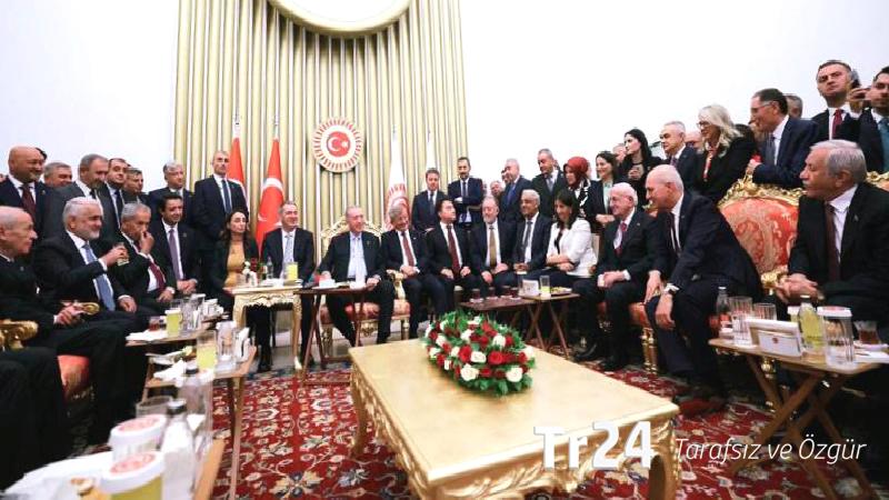 Kulis: Liderler her şeyin tek kare fotoğraf için kurgulandığını içeri girince anlamış; CHP’ye “Herkes yanımda” mesajı