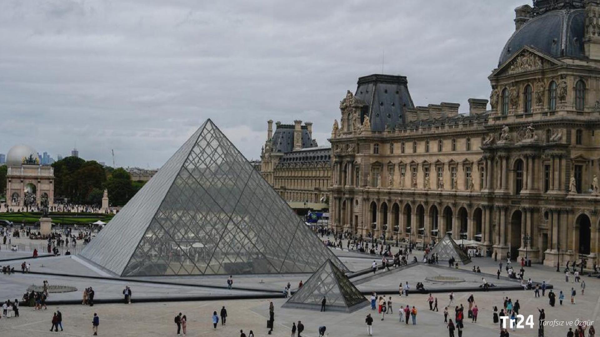 Louvre Müzesi, ‘tarihi soygun’ sonrası kapılarını tekrar ziyaretçilere açtı