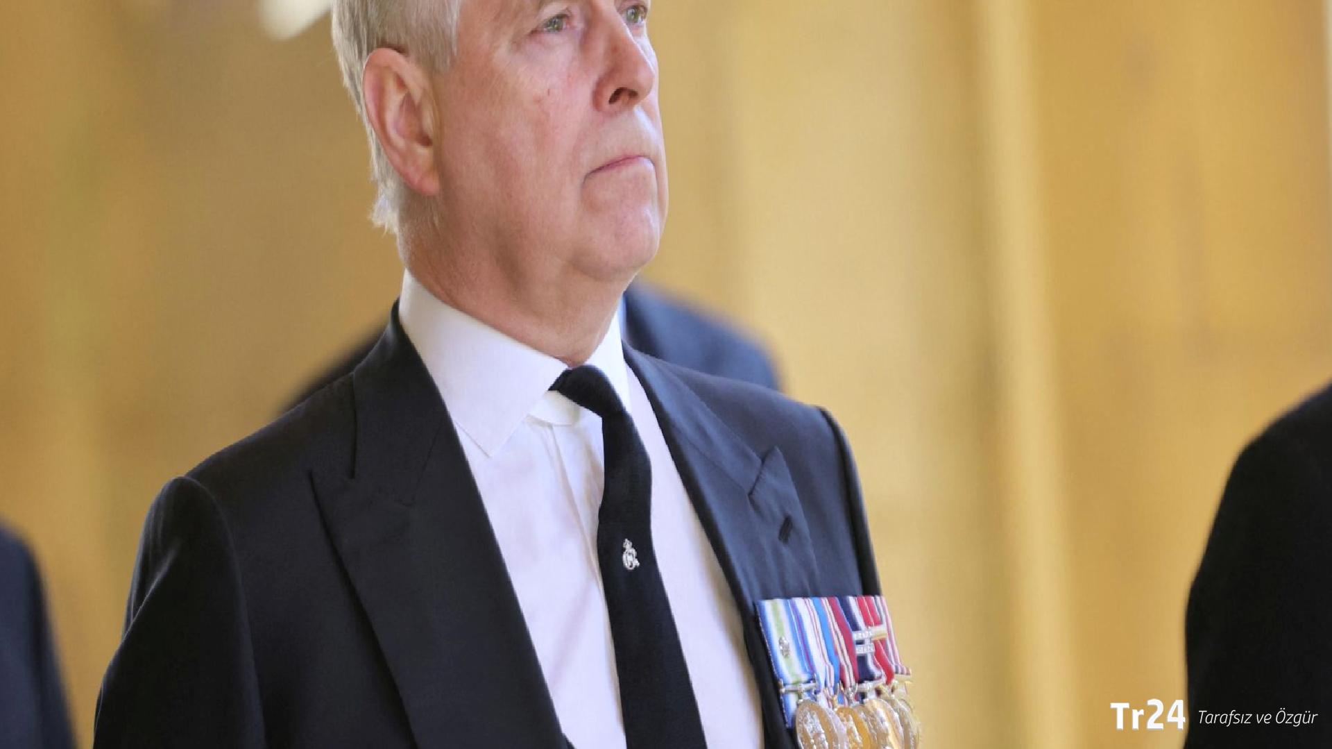 Prens Andrew’un armasını taşıyan sancak Windsor Kalesi’ndeki şapelden kaldırıldı