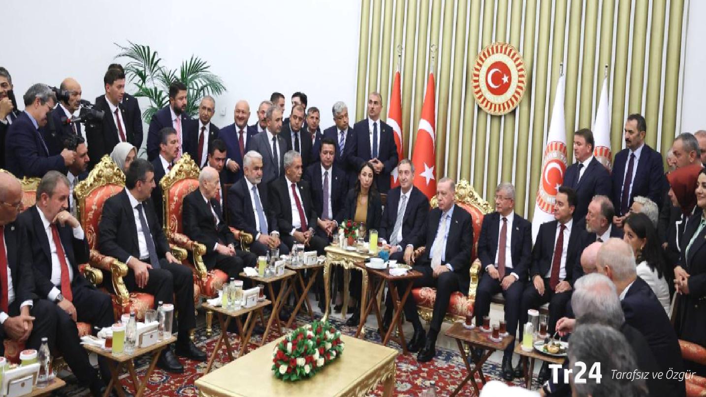 Yeni Yol Grup Başkanvekili Özdağ’dan Meclis resepsiyonundaki o fotoğrafla ilgili eleştirilere yanıt: Türkiye’nin işi bu mu?