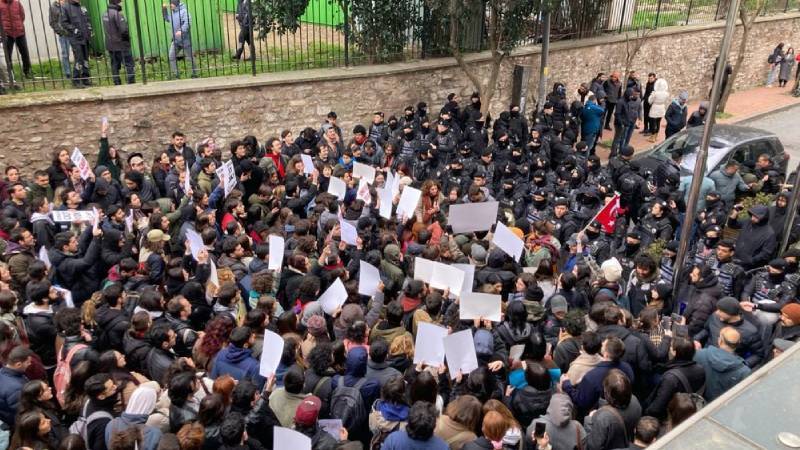 19 Mart raporu: İstanbul Üniversitesi öğrencilerinin polis barikatını aştığı an, gençliğin kamusal alandaki varlığı adına bir dönüm noktası