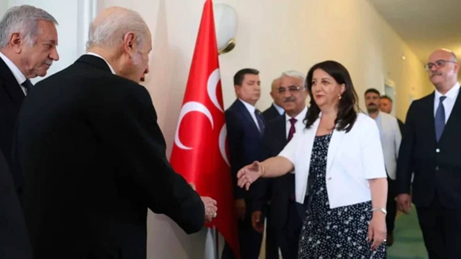 DEM Parti ve MHP’nin komisyon raporları: 3 temel maddeye taban tabana zıt baktılar