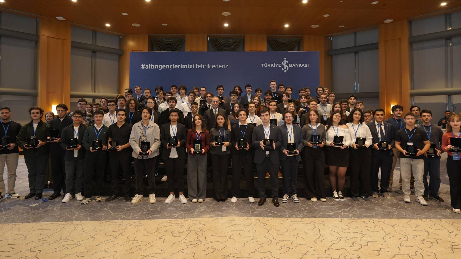 İş Bankası’nın ‘Altın Gençler’ ödülleri sahiplerini buldu: YKS’de dereceye giren 102 öğrenci ödüllendirildi