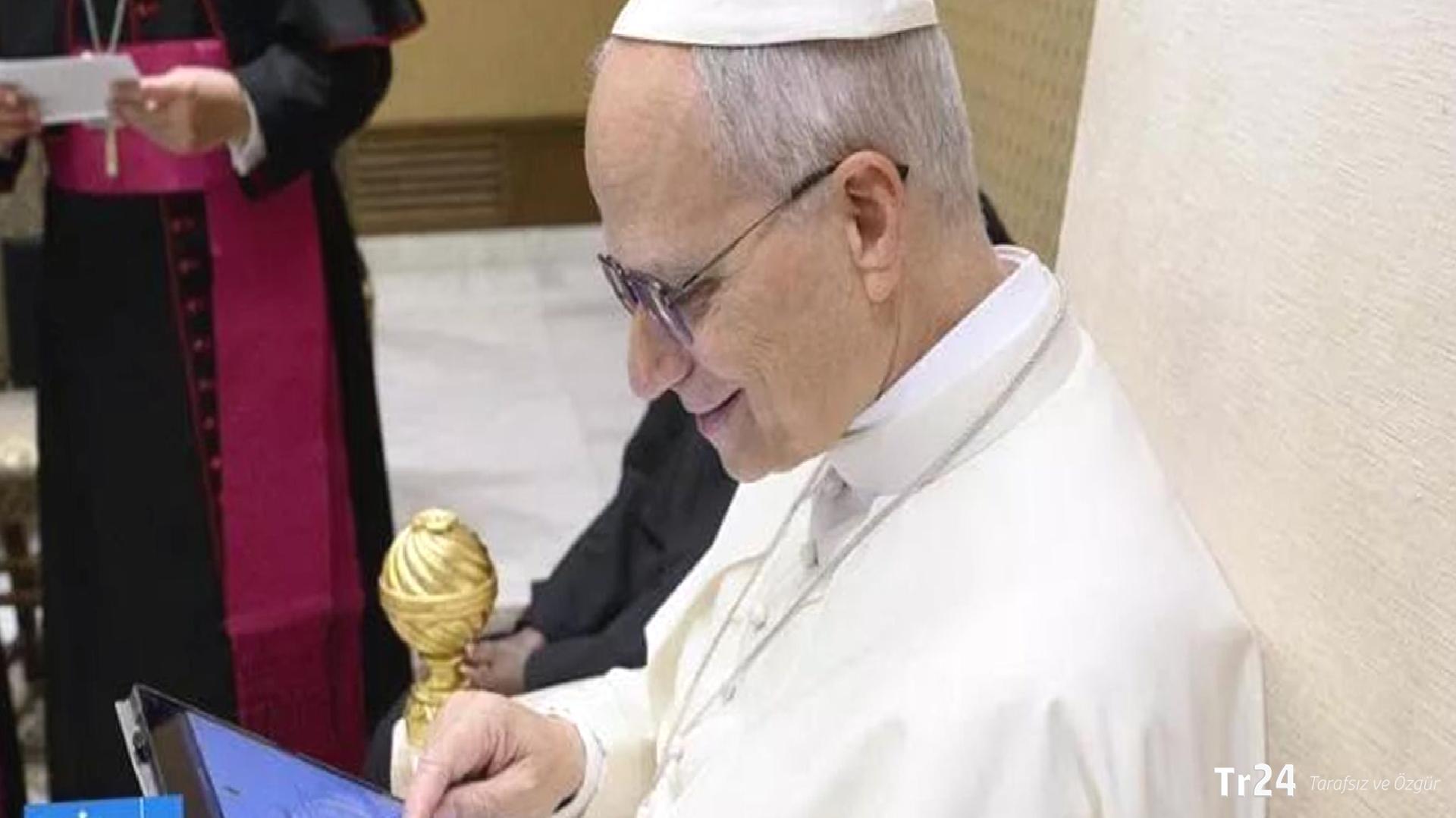 Papa Leo gece 3’te internette ne yapıyor?