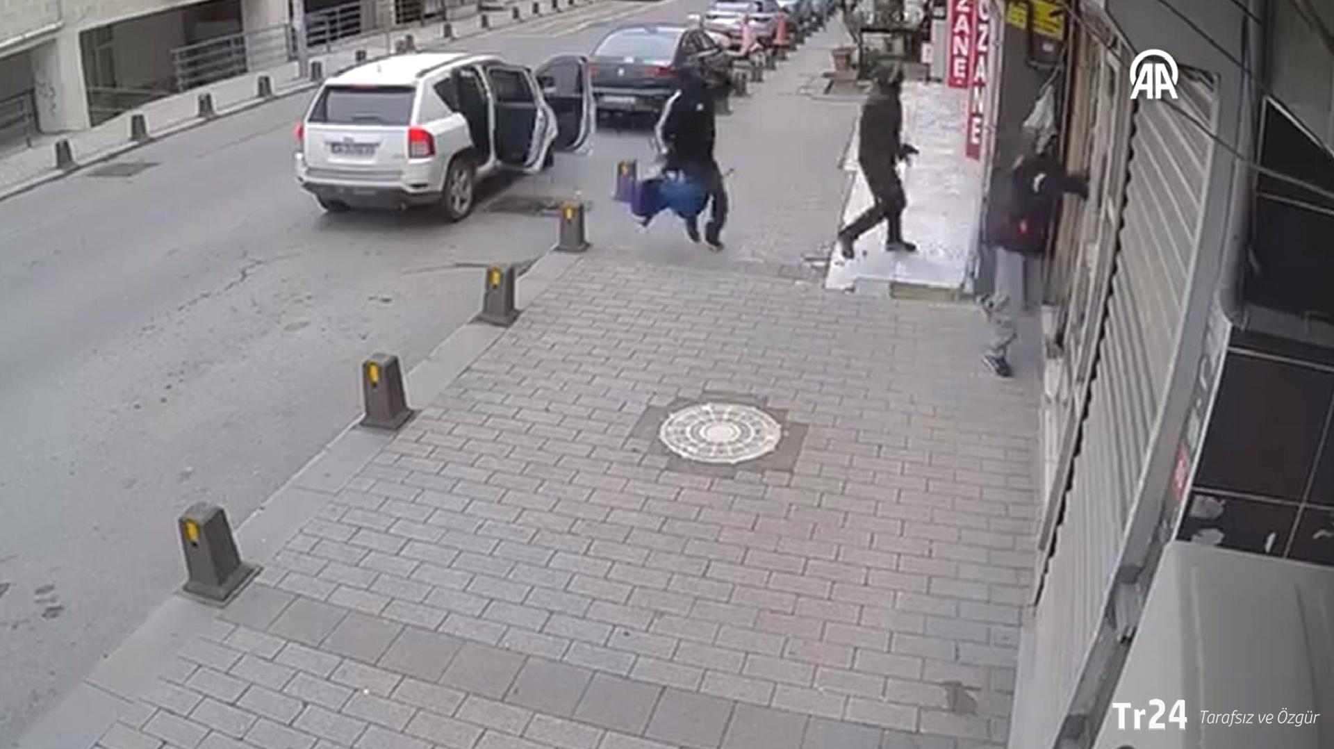 Eyüpsultan’da altınları vermeyen kuyumcuyu silahla vurup kaçtılar