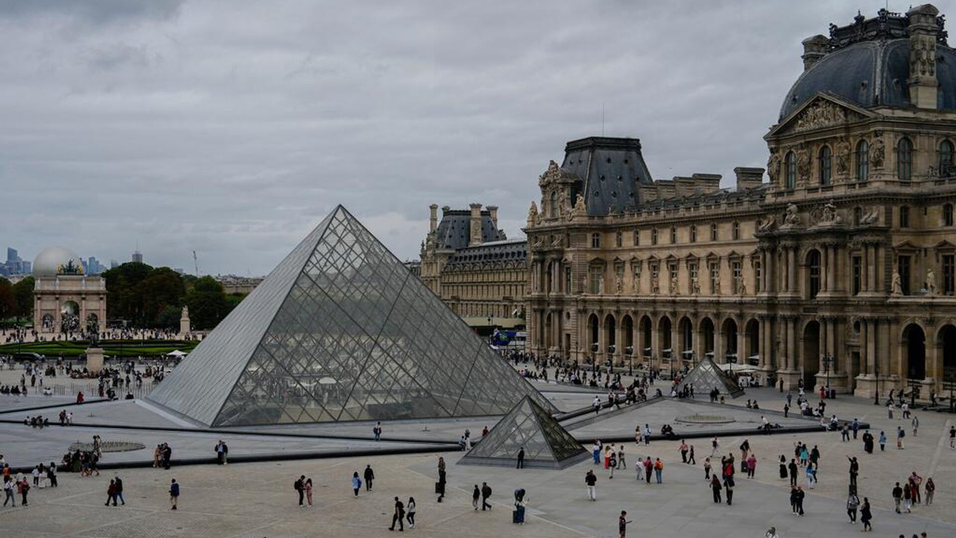 Louvre Müzesi’nde 10 milyon euroluk bilet dolandırıcılığı: Soruşturma başlatıldı