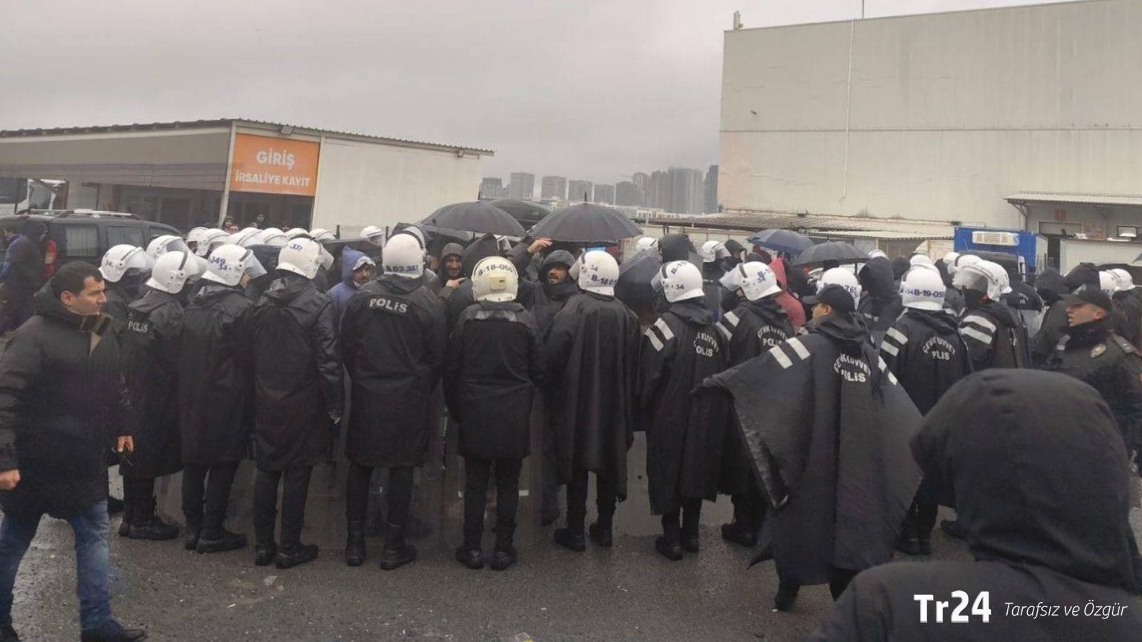 Migros depo işçilerinin yağmurda tente kurması “yasaya aykırı” denilerek engellendi: “Her yeri direniş alanına çevirin” çağrısı