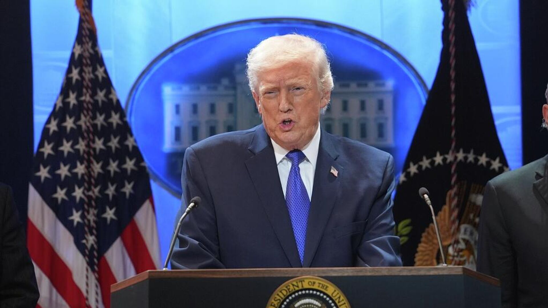 Trump: Küresel olarak yüzde 10’luk gümrük vergisi kararı imzalayacağım