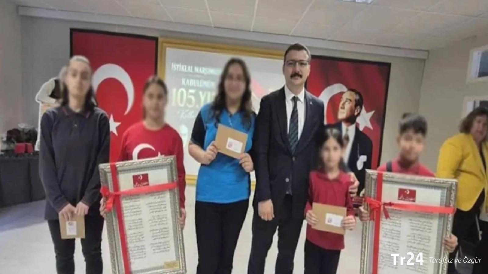 “Kaymakamdan çocuklara Arapça İstiklâl Marşı hediyesi” iddiasına açıklama: Osmanlı Türkçesi’yle yazılmış hali armağan olarak verildi