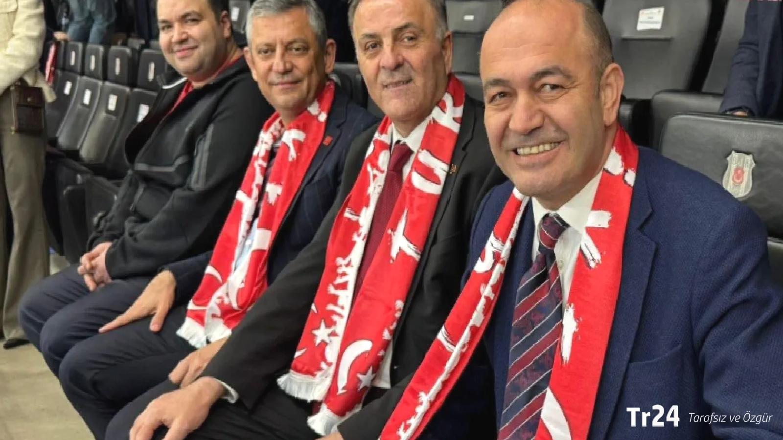 Özgür Özel, A Milli Futbol Takımı’nın Romanya maçını trübünden izledi: İşte bizim çocuklar, işte gurur!