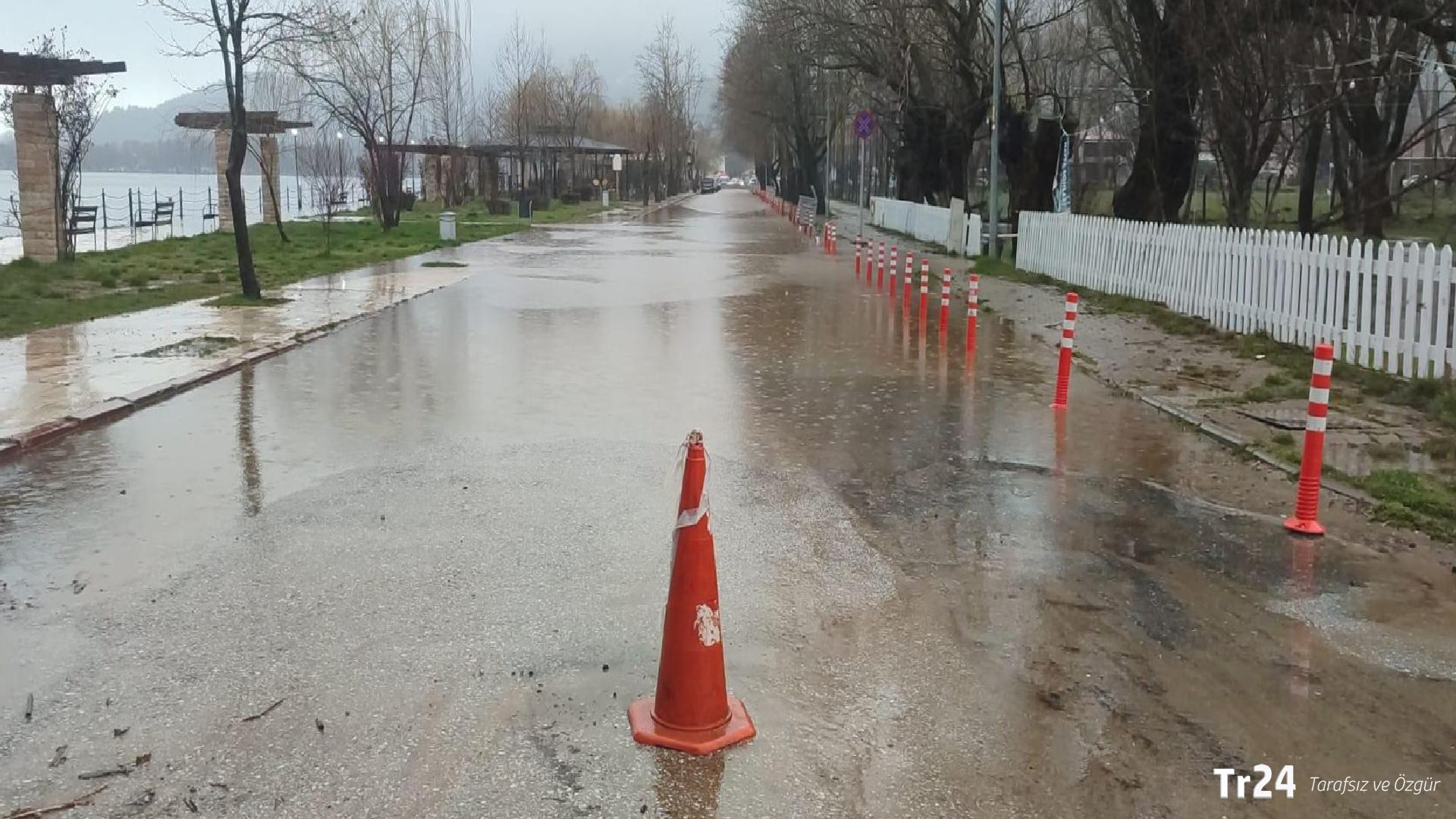 Sağanak nedeniyle İzmir’de Gölcük Gölü taştı
