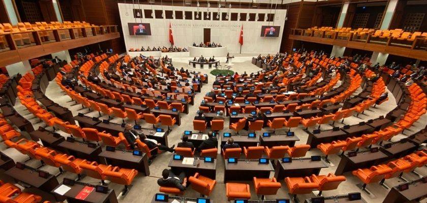 AKP’li milletvekilleri mesajla uyarılmıştı: TBMM Genel Kurulu’nda ara üstüne ara
