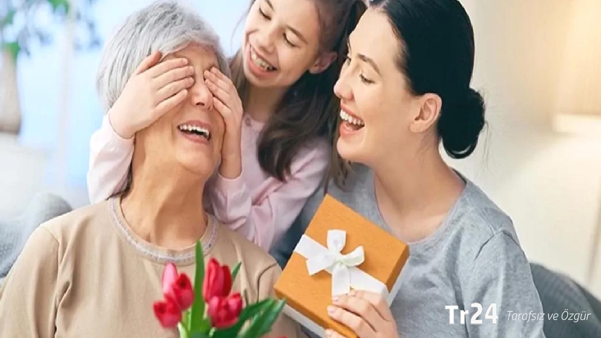 Anneler Günü araştırması: Her 10 kişiden 9’u annesine hediye alıyor