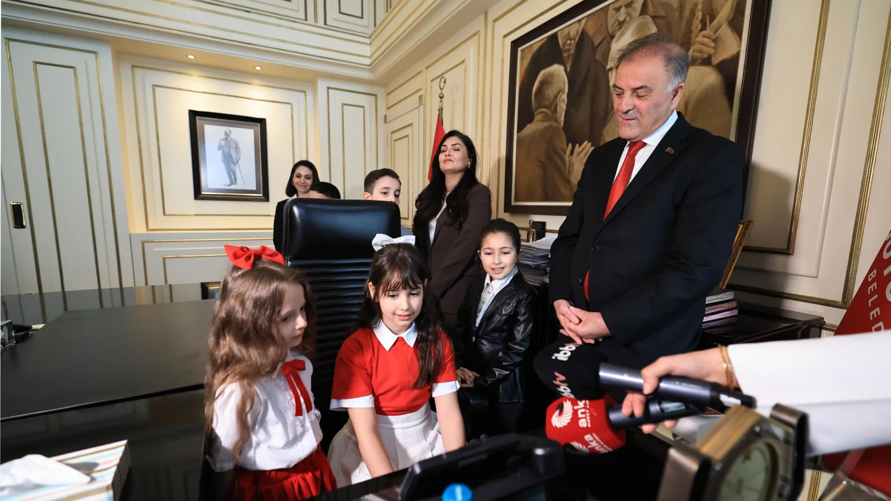 İBB Başkanvekili Nuri Aslan koltuğunu çocuklara devretti: Cumhuriyetimiz güvende, bu ülkenin sırtı yere gelmez