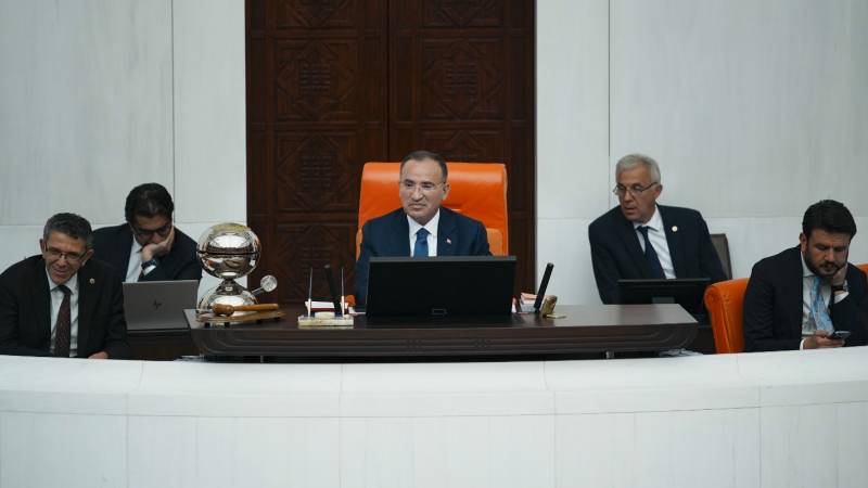 Meclis Başkanvekili Bekir Bozdağ’dan AKP sıralarına gürültü uyarısı: Yapmayın Allah aşkına, yapmayın!