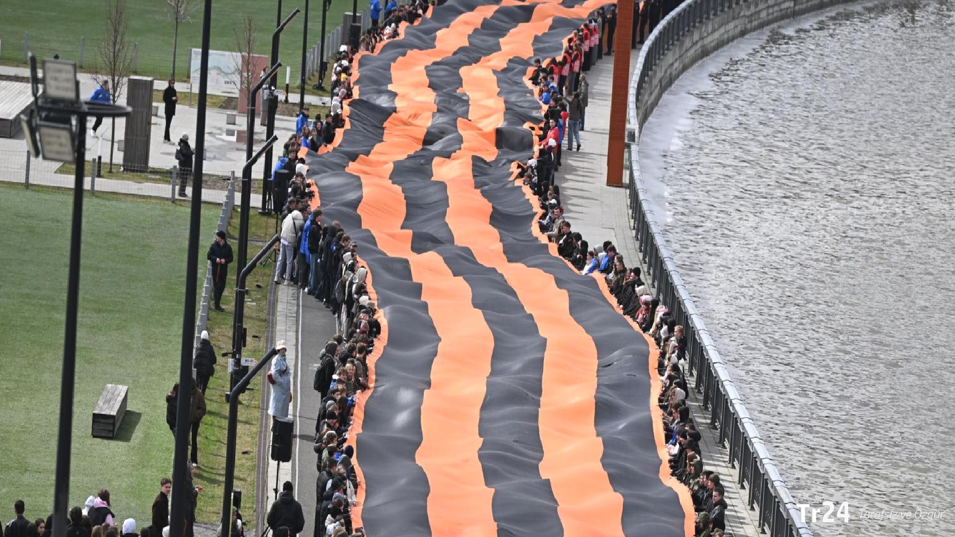 Moskova’da ‘Aziz George Kurdelesi’ kampanyası düzenlendi