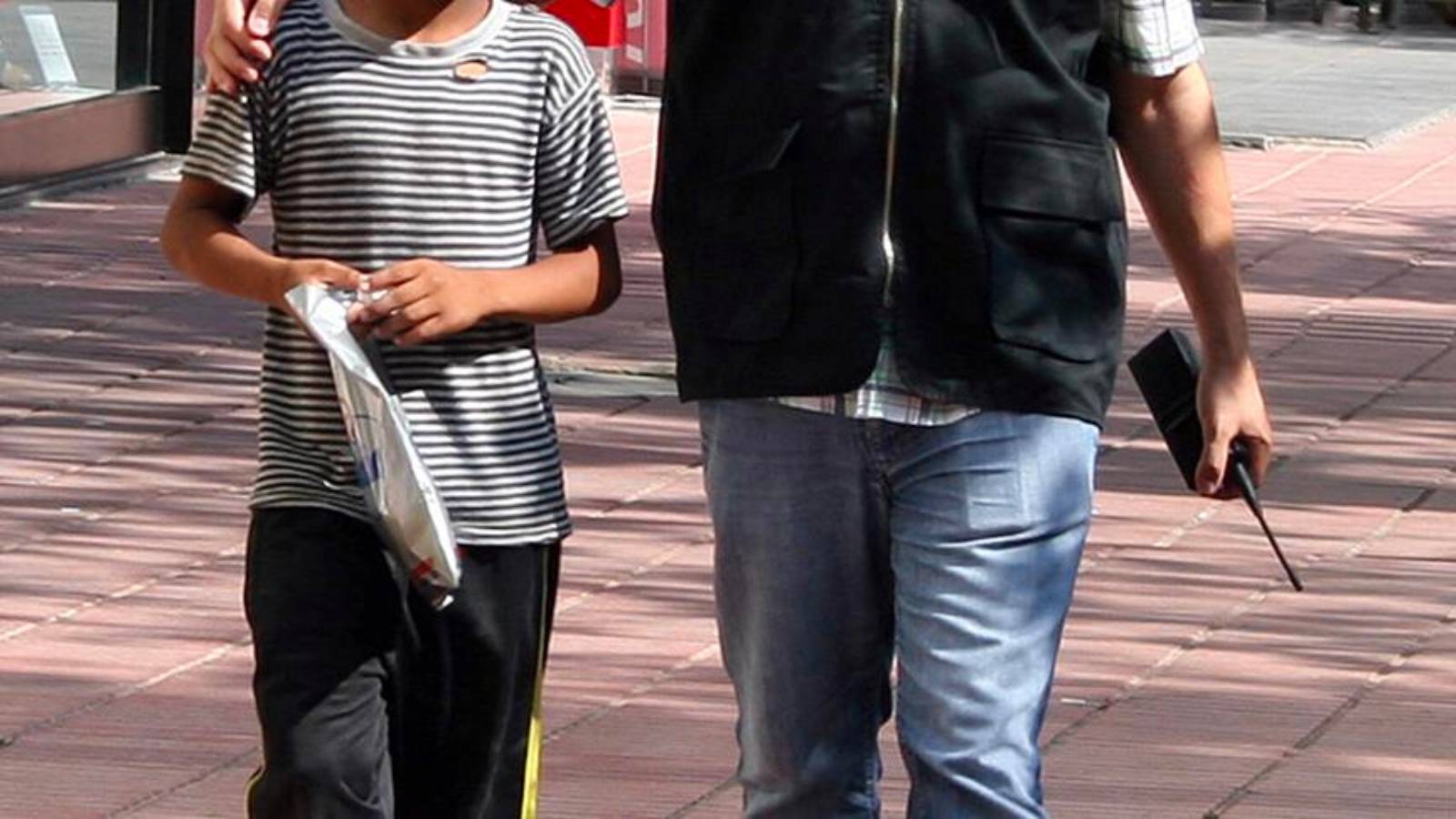 Okulları hedef alan biri çocuk iki kişi tutuklandı; çocuğun evinden hücum yeleği, bıçak ve biber gazı çıktı