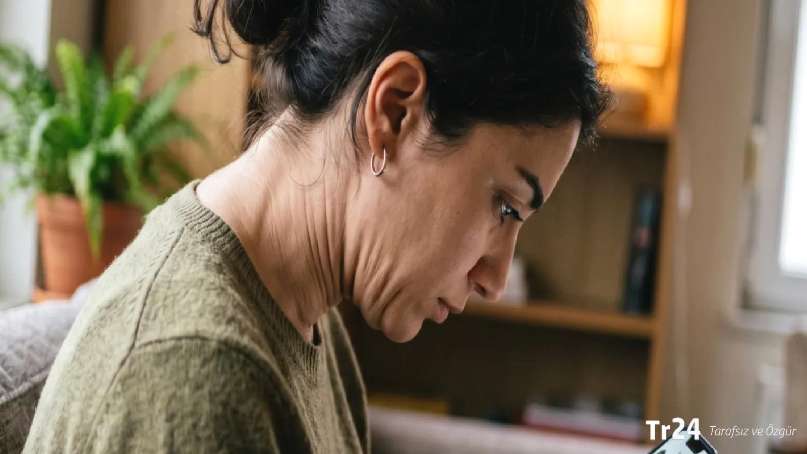 Telefon bağımlılığının sonuçları yalnızca zihinsel değil: Erken yaşta boynunuz kırışabilir!