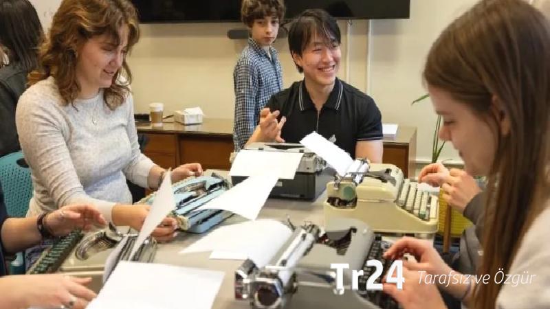 Yapay zekâdan bıktı, öğrencilerine daktiloyla ödev yaptırmaya başladı