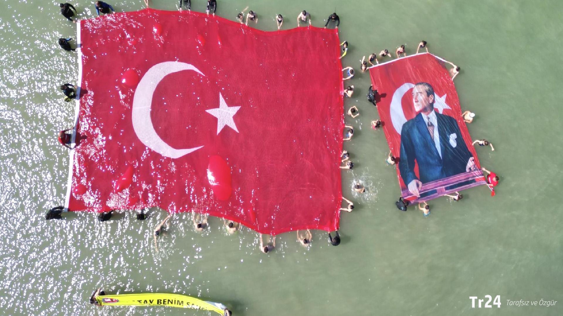 19 Mayıs coşkusu denize taştı: 138 metrekarelik Türk bayrağı açıldı