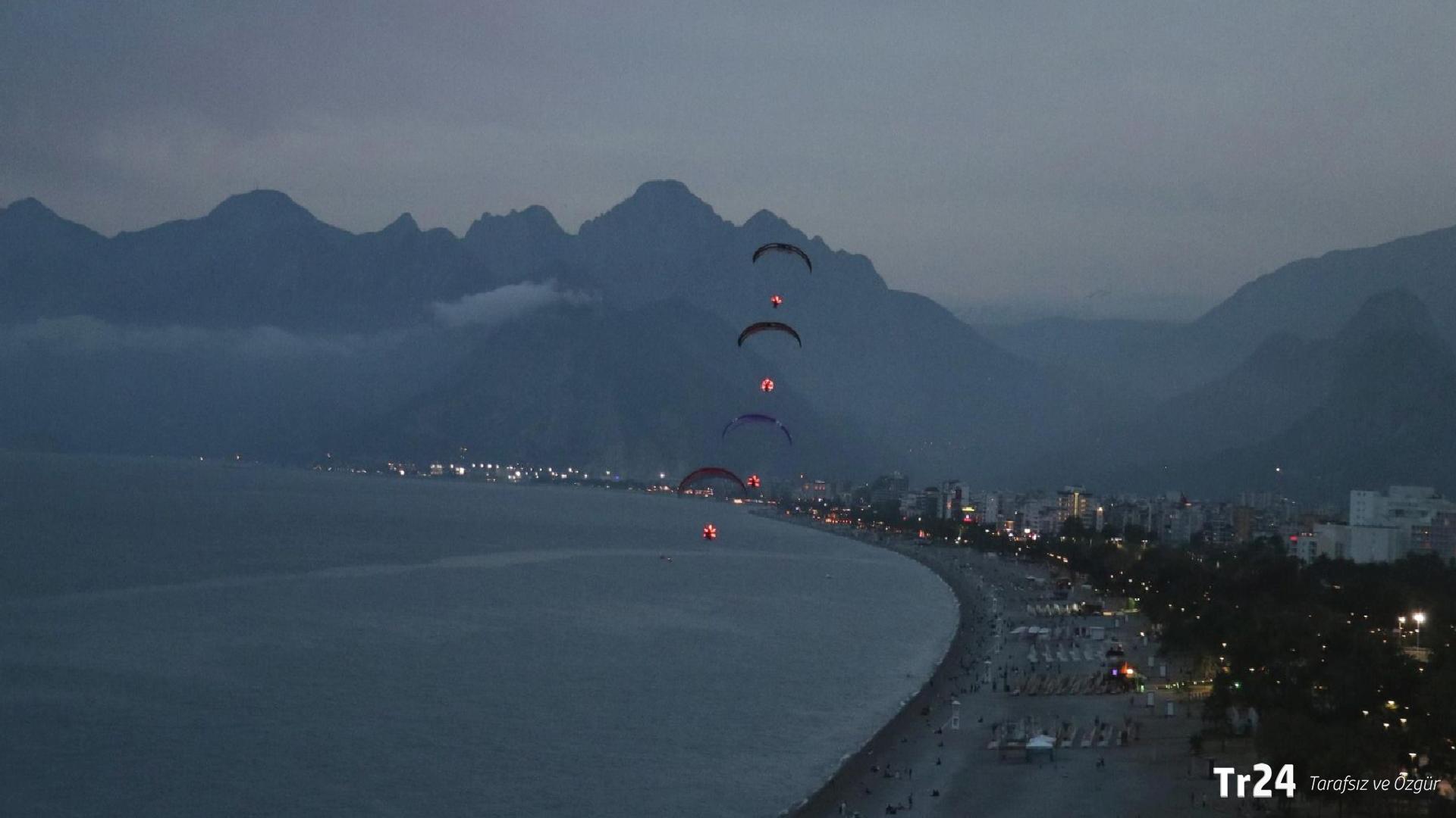 Antalya semalarında 19 Mayıs coşkusu: Paramotorlu kutlama ilgi gördü