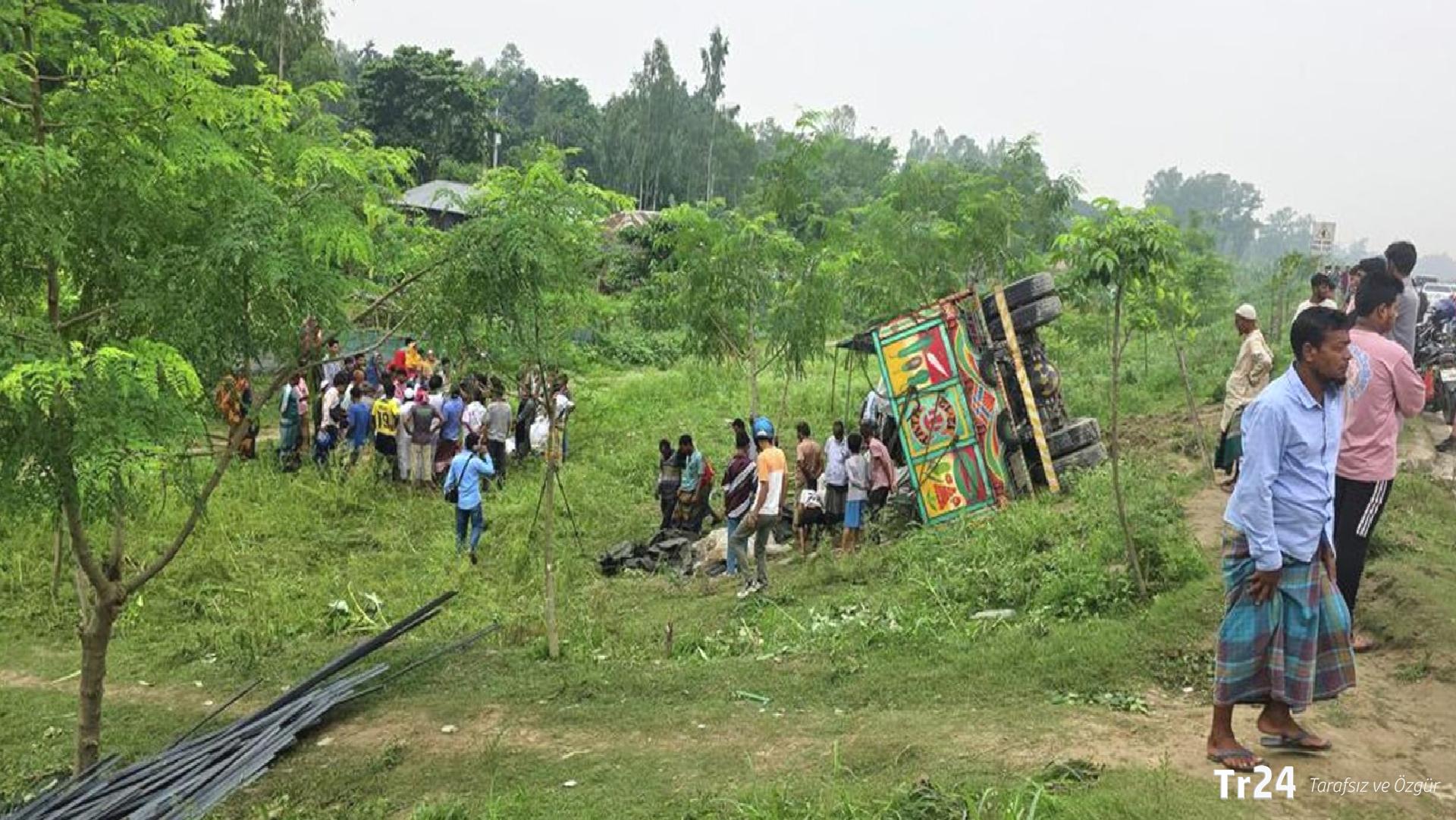 Bangladeş’te facia: Bayram öncesi işçileri taşıyan kamyon devrildi, 15 kişi hayatını kaybetti