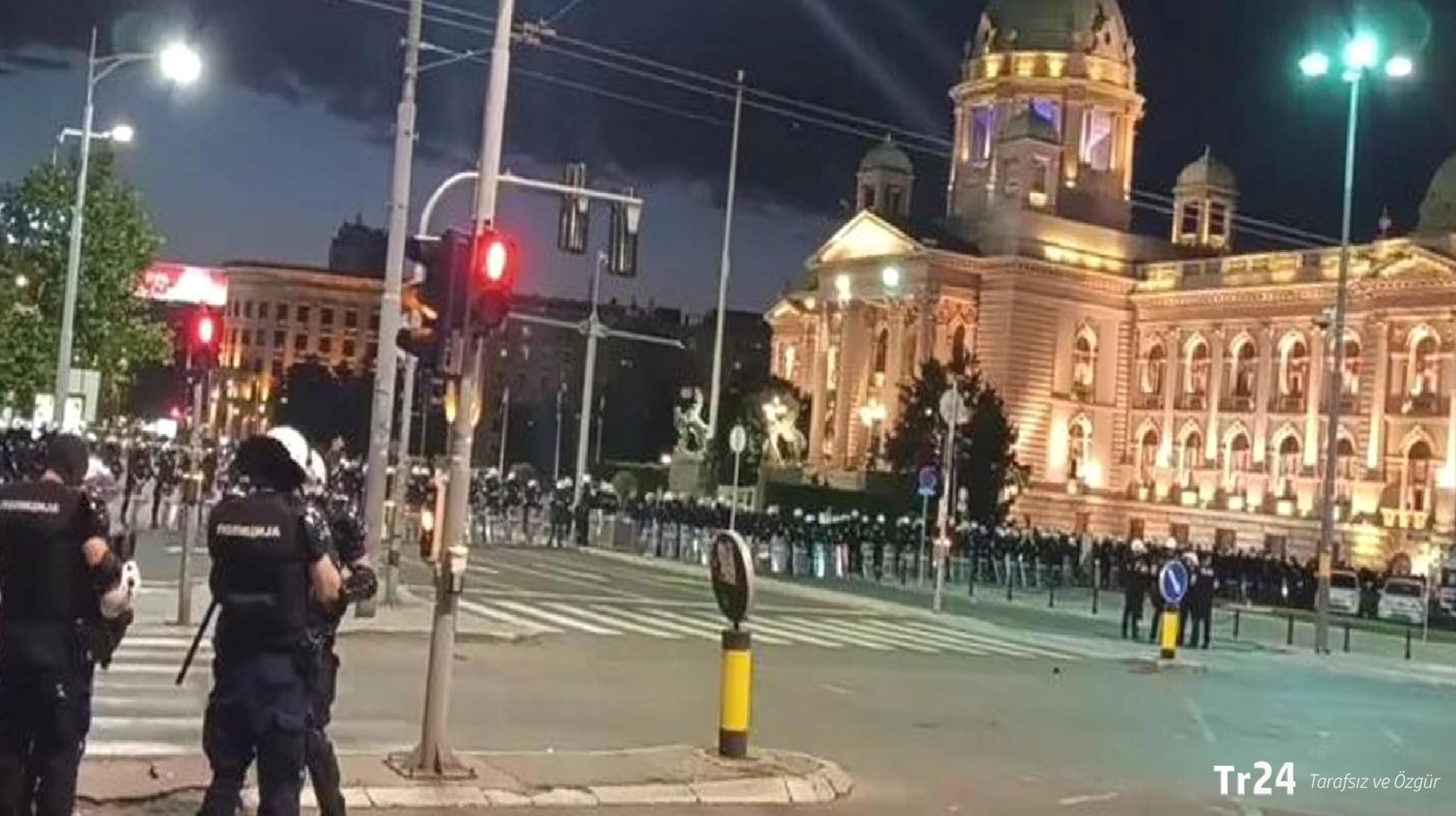 Belgrad’da protestocular ile polis arasında çatışma