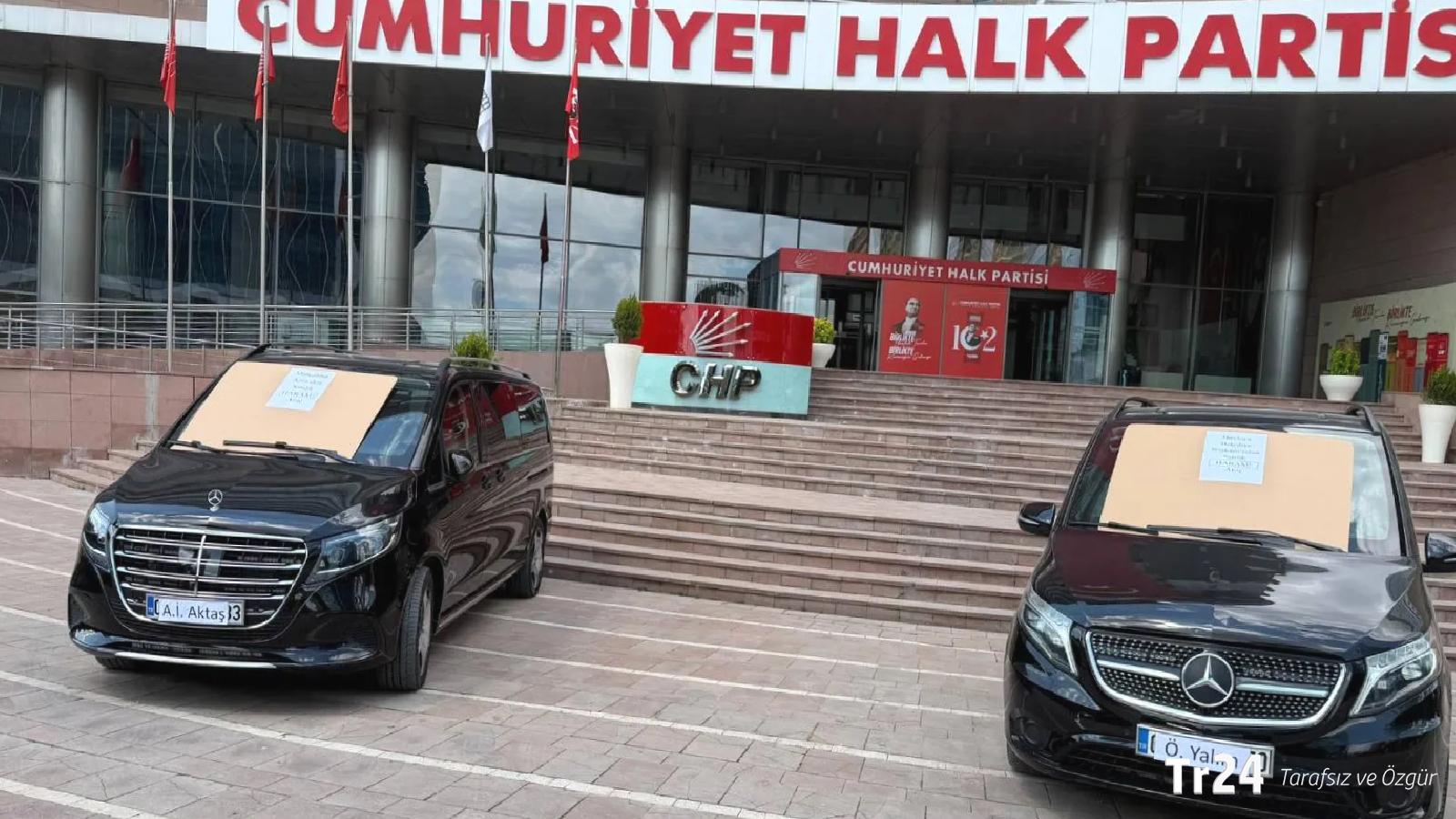 Kılıçdaroğlu iki aracı satışa çıkardı: Genel Merkez binası önüne çekilen araçların üzerine “haram” yazıldı