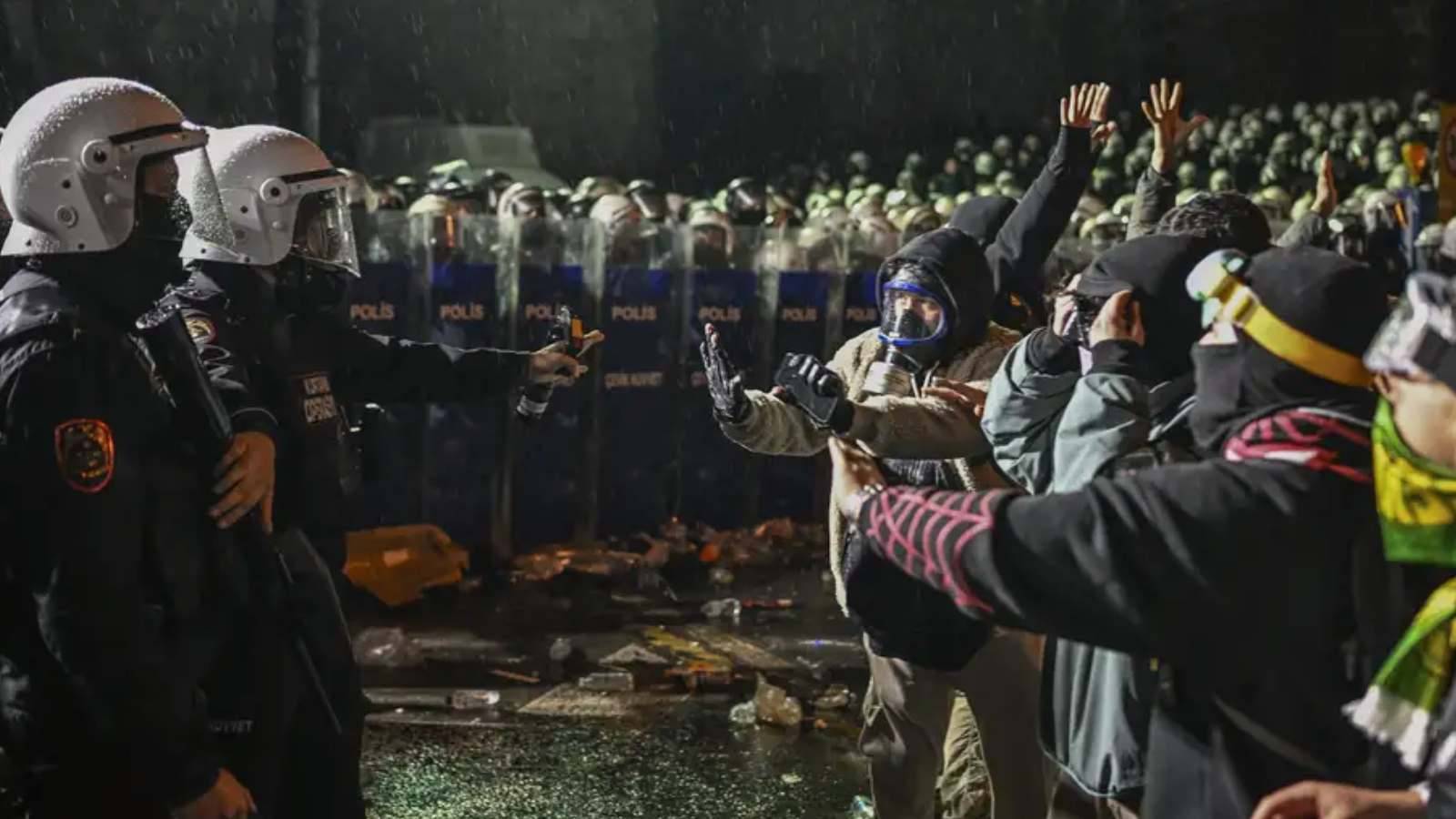 Saraçhane eylemlerinde tutuklandı, dosyası ayrıldı: Yargılanmak için bir aydır Bakanlık izni bekliyor!