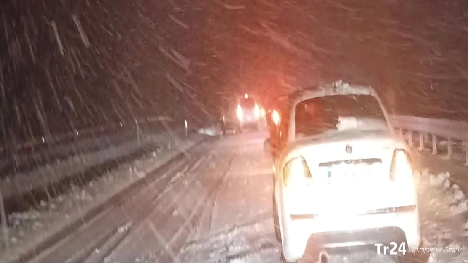 Yoğun kar yağışı nedeniyle 3 devlet yolu tır ve çekicilere kapatıldı, yolda kalanlar var