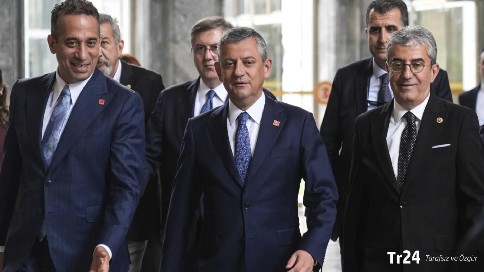 CHP’de gözler yarına çevrildi: Özel’e yakın isimler olağanüstü kurultay için yaklaşık bin delegenin imzasını sunacak