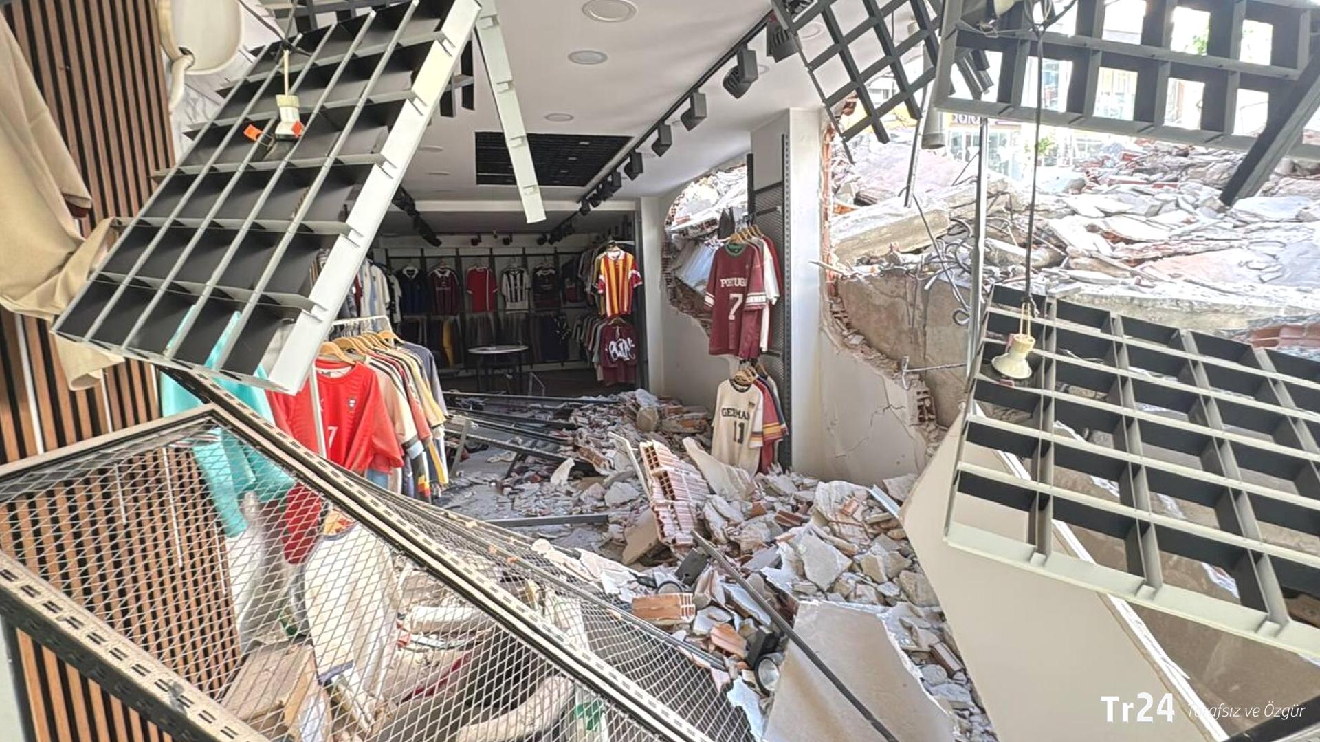 Güngören’de yıkım sırasında 5 katlı bina çöktü: Yan binalardakiler tahliye edildi
