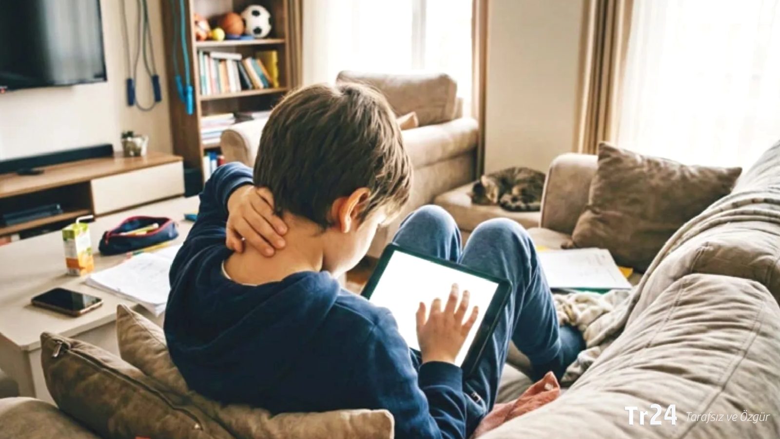 Ekran başında büyüyen çocuklarda “boyun” alarmı: Telefon ve tablet kullanımı erken yaşta ağrıları artırıyor