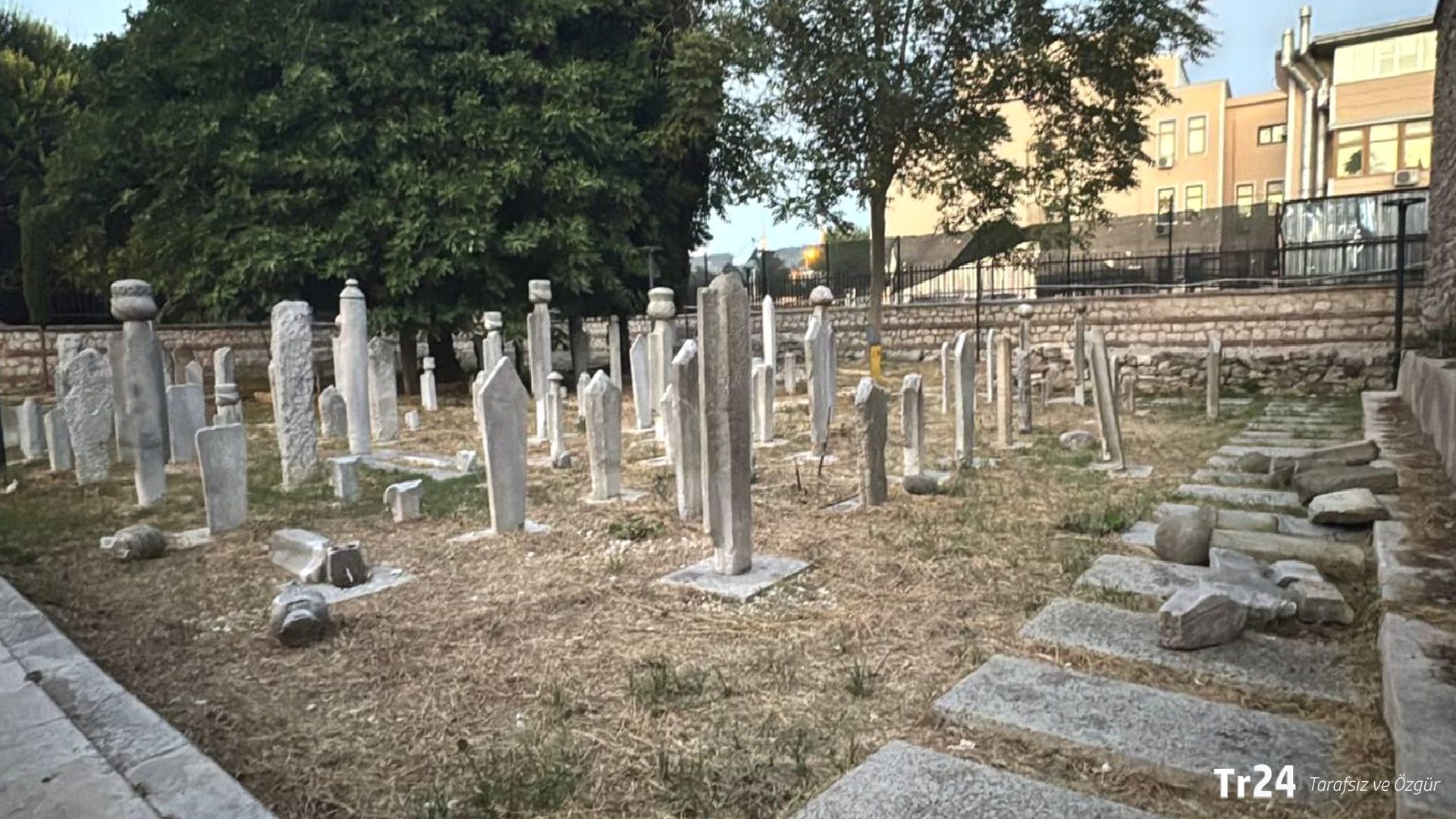 Fatih’te mezarlığa saldırı: Polis şüpheliyi arıyor